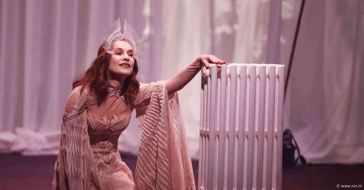 Hoe kijken wij naar een vrouw als actrice Isabelle Huppert? Daarover gaat het in het toneelstuk ‘Bérénice’