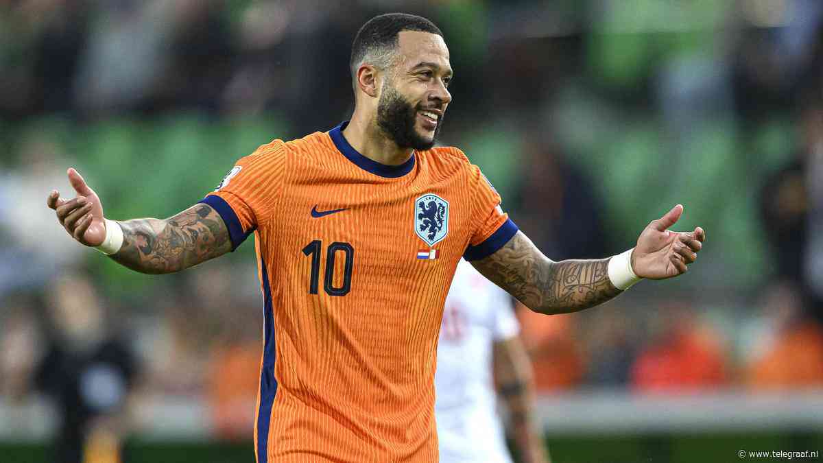 VIDEO Memphis Depay bedankt Oranje-spelers na recordtreffers: ’Jullie mogen me feliciteren als ik eroverheen ben’