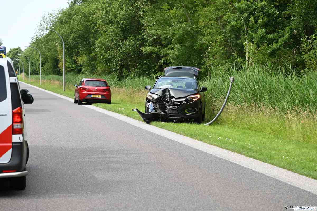 Auto botst tegen lantaarnpaal in Blauwestad
