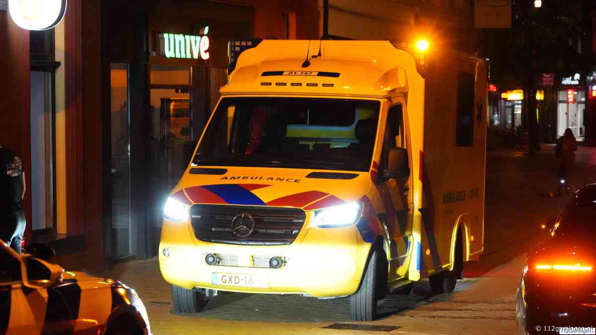 Fietsers botsen op A-Brug in Groningen, één persoon naar ambulance