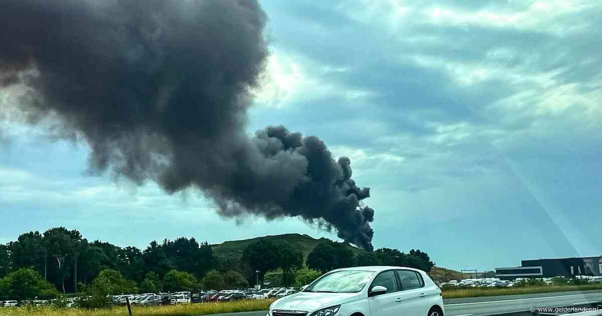 Grote zwarte rookpluim boven Barneveld, brand bij afvalverwerker