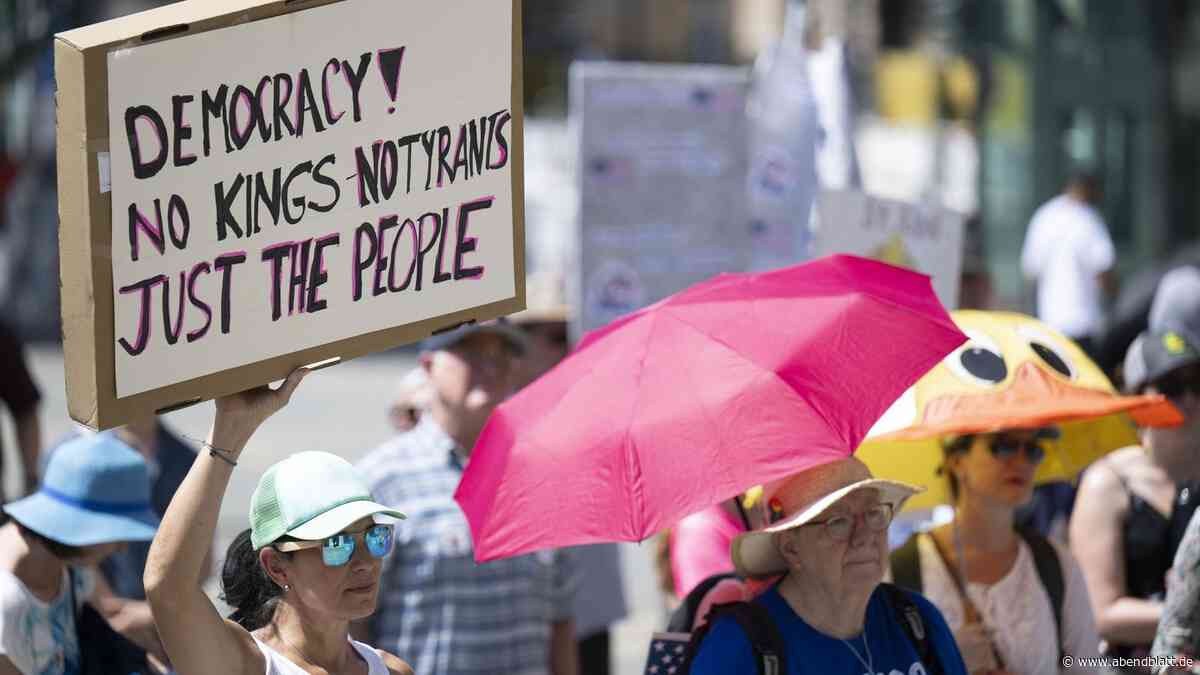 „No Tyrants!“ – Hamburger gehen gegen Donald Trump auf die Straße