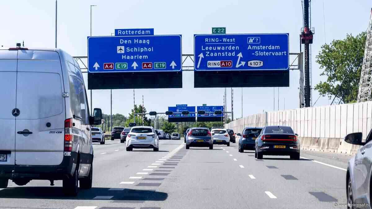 Dronken man steekt op fatbike vier rijstroken over op snelweg A10; politie plukt hem van middenberm
