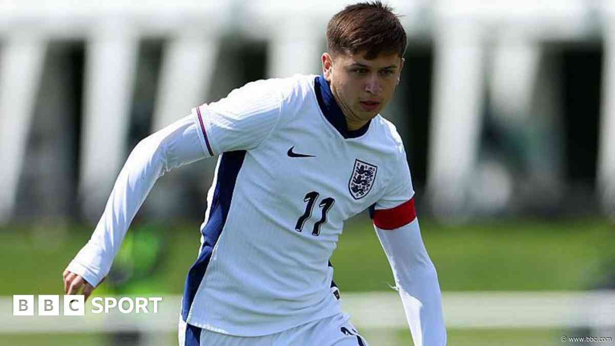 Moore earns England Under-19s draw in Euros opener