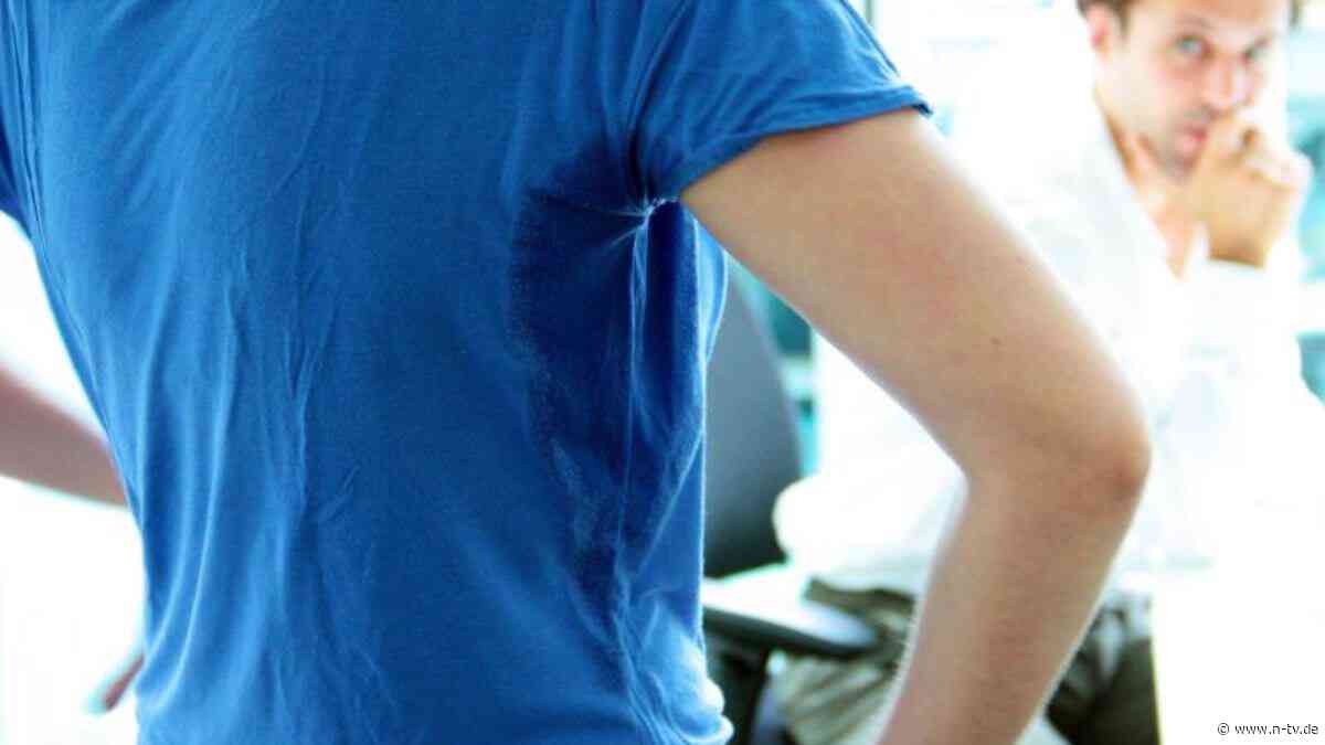 Vorbeugen und waschen: Was hilft wirklich gegen Schweißflecken?
