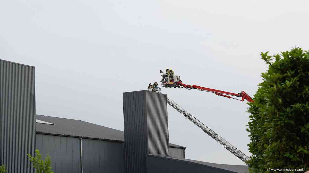 Brand in kippenschuur, brandweer rukt groots uit
