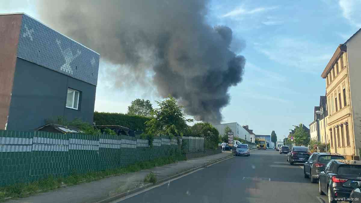 Lagerhallenbrand in Velbert: Feuerwehr gibt Entwarnung
