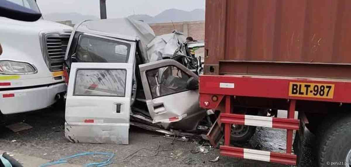Miniván queda aplastada entre dos tráileres en Ventanilla: copiloto fue rescatado con heridas graves