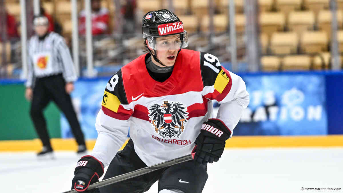 Vinzenz Rohrer signs his entry-level contract with the Canadiens