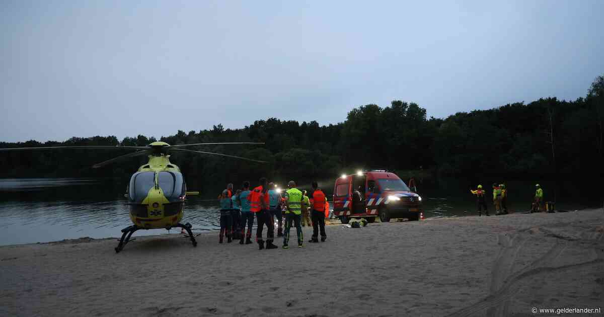 Hulpdiensten zoeken naar drenkelingen bij Stevensbeek, traumahelikopter geland