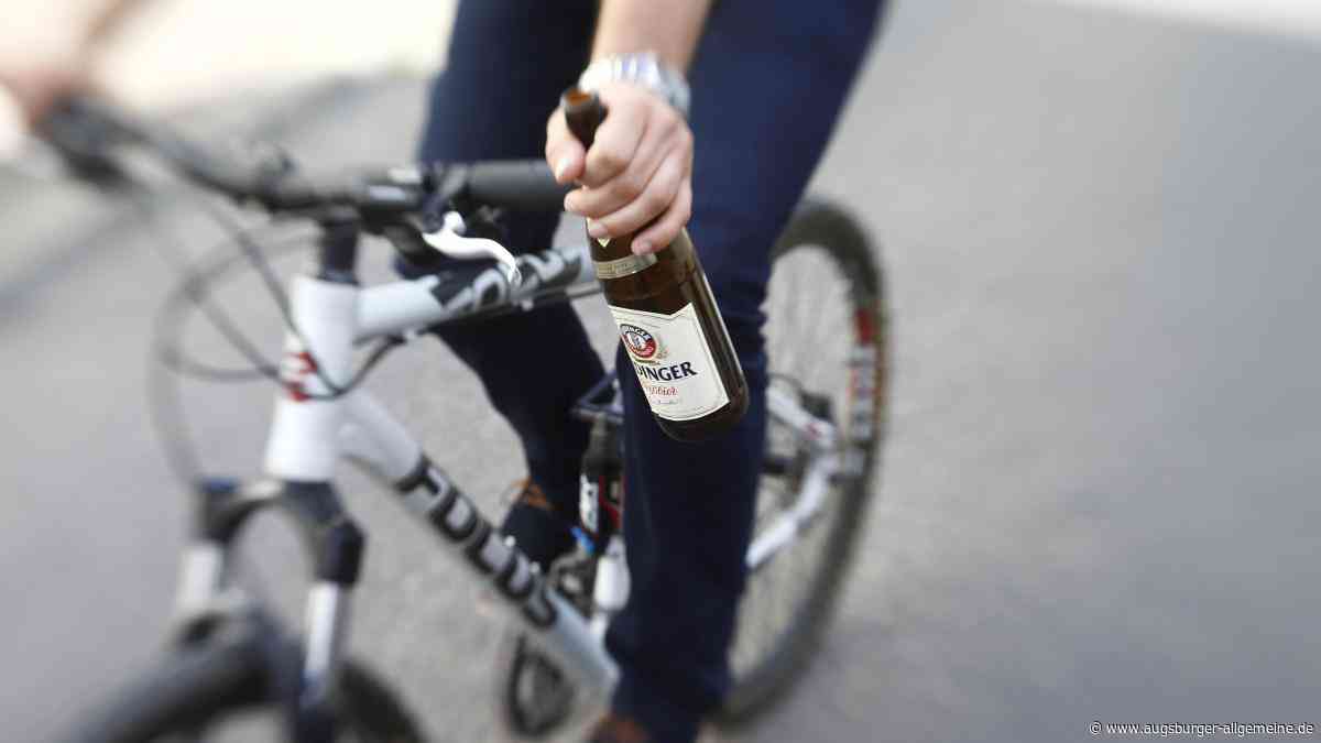 Betrunkener Radfahrer kollidiert mit drei geparkten Autos