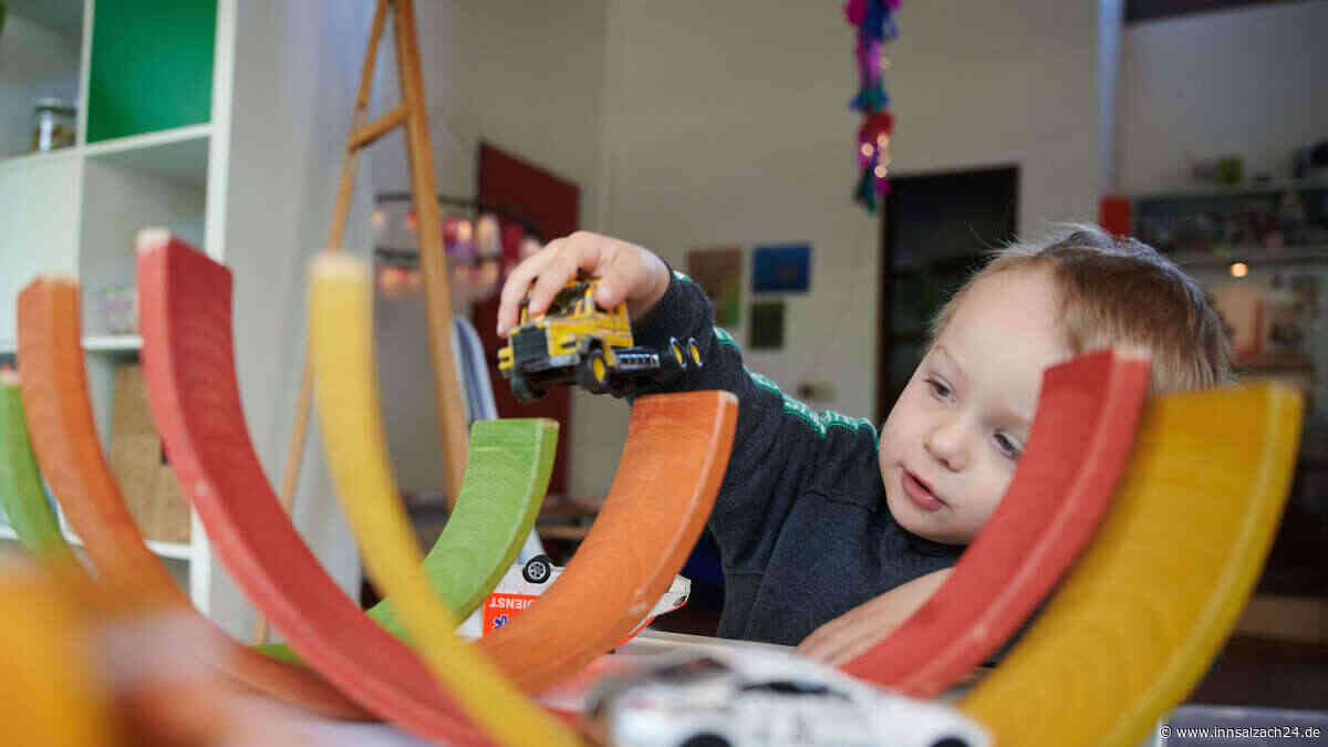 „Phänomenal“: Bub (3) deckt Unfallflucht mit Spielzeug-Autos auf - so belohnt ihn die Polizei
