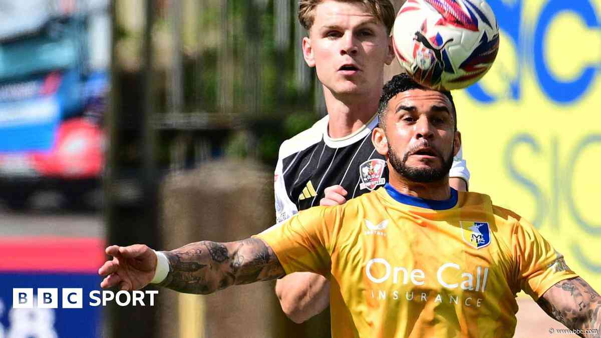 Striker Dwyer signs new Mansfield deal
