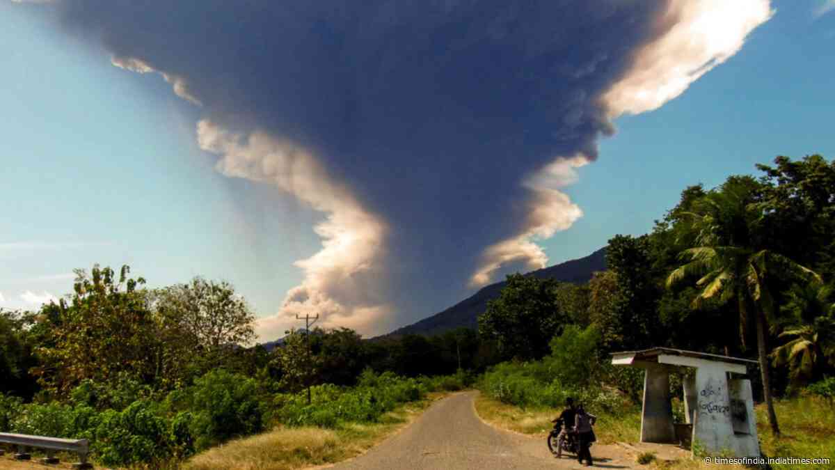 Indonesia volcano spews 18-kilometre ash tower
