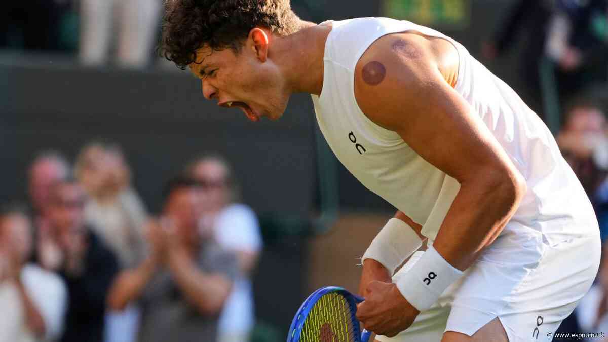 Shelton reaches 1st Wimbledon quarter to top dad