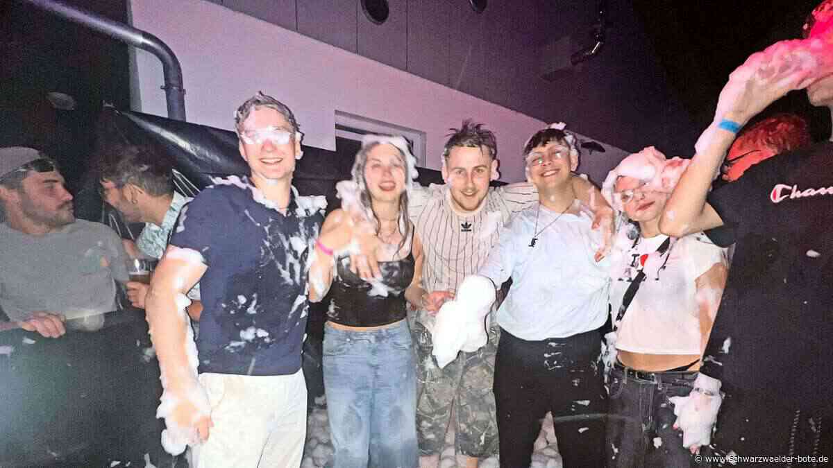 Schaumparty in Schönbronn: 1200 Besucher lassen Stimmung überschäumen