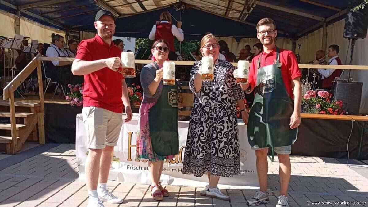 „Feschd“ in Haiterbach: Nach zwei Schlägen fließt der Gerstensaft