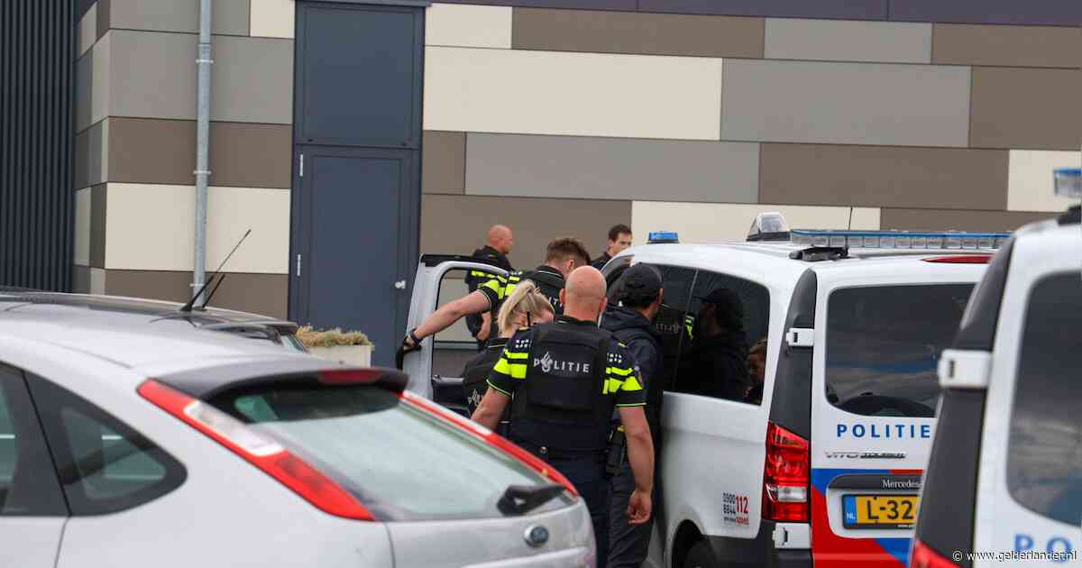 Agenten trekken pistolen bij  winkelcentrum: man aangehouden