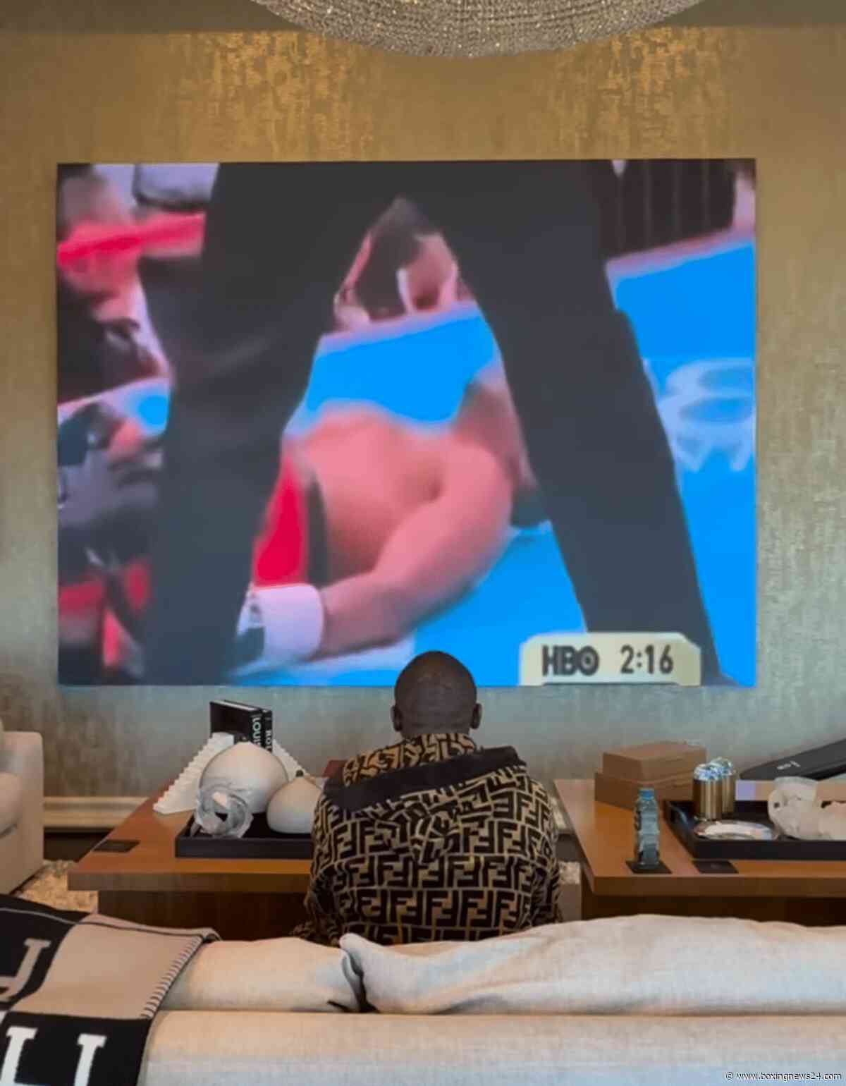 Floyd “Money” Mayweather Sends Roy Jones Jr A Subliminal Message 