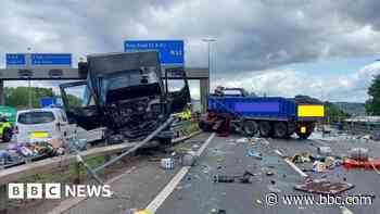 M60 remains shut after eight-vehicle crash
