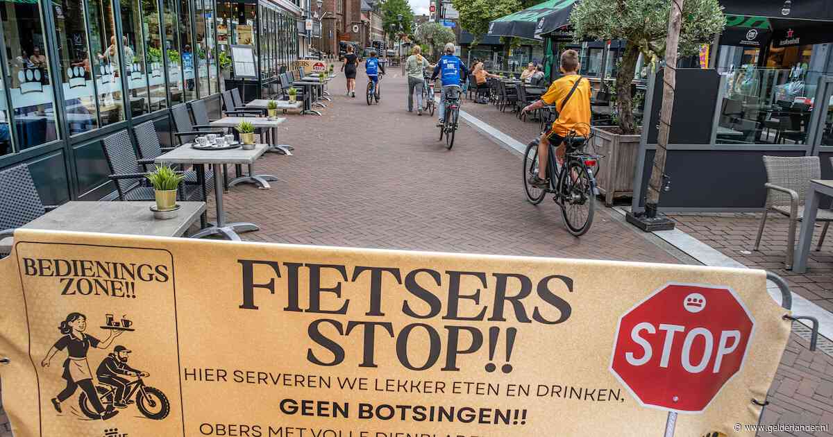 Obers op dit terras moeten oppassen voor fietsers: ‘Al drie keer iemand aangereden’