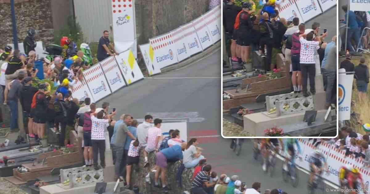 Ophef in Frankrijk over ‘respectloze’ wielerfans die tijdens Touretappe op graven staan