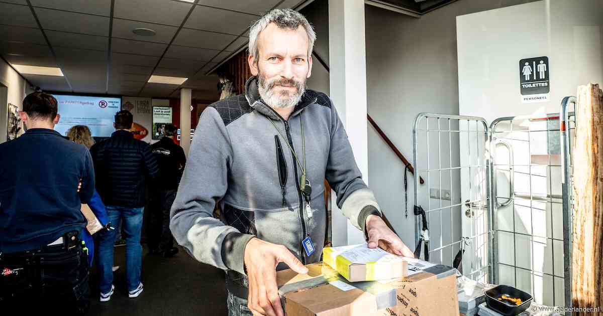 Zorgen nu pakketpunt met honderden klanten per dag naar centrum verhuist: ‘Hoe voorkom je files in het dorp?’