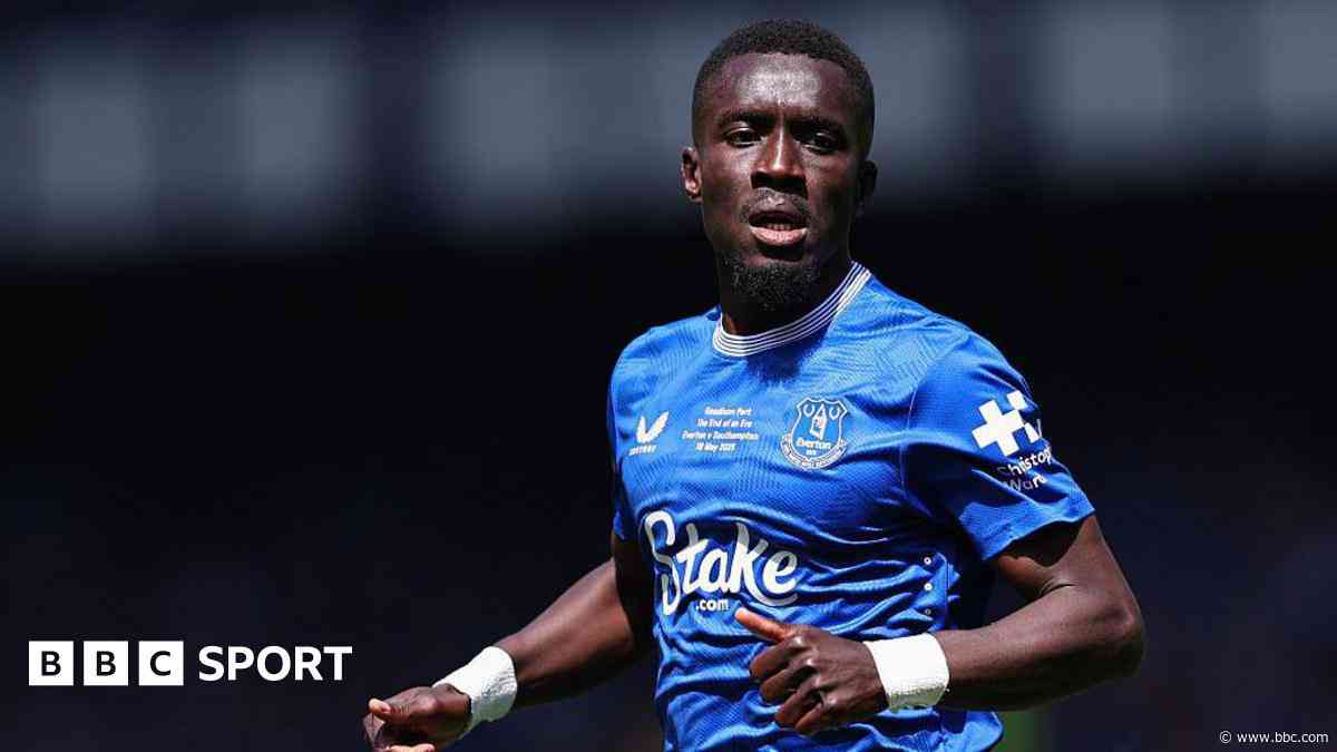 Everton &#39;part of who I am&#39; - Gueye signs new deal