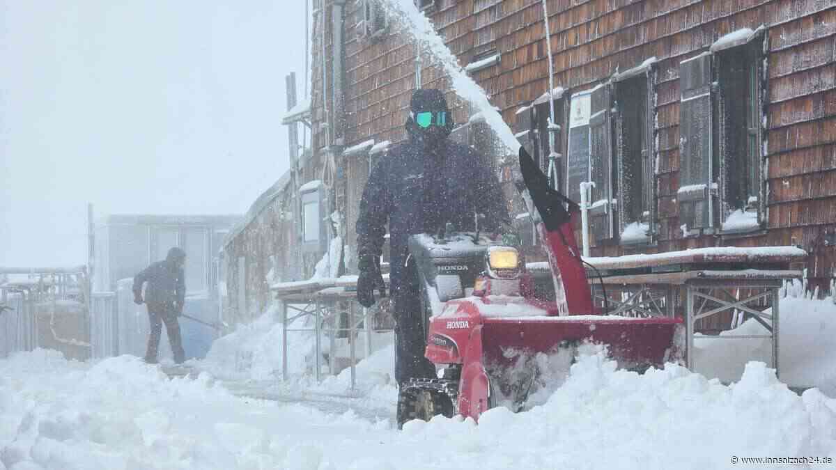 Schneeschaufeln statt Sonnencreme: Überraschender Wintereinbruch auf der Zugspitze
