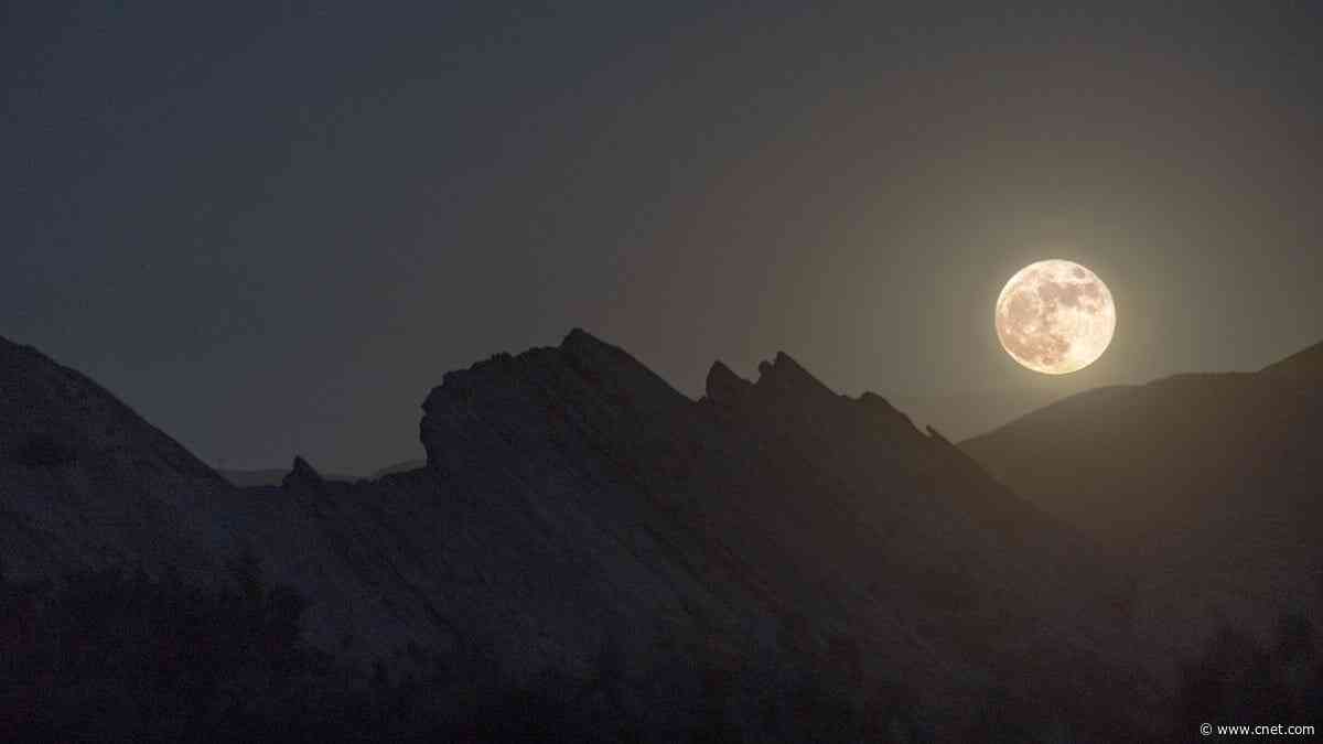 Here's How to Marvel at Mars, Venus and July's Spectacular Buck Moon