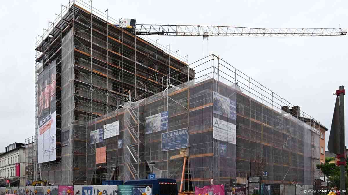 „Definitiv kein alltäglicher Bau“: Volksbank-Bau in Rosenheim bereitet Architekten weiterhin Sorgen