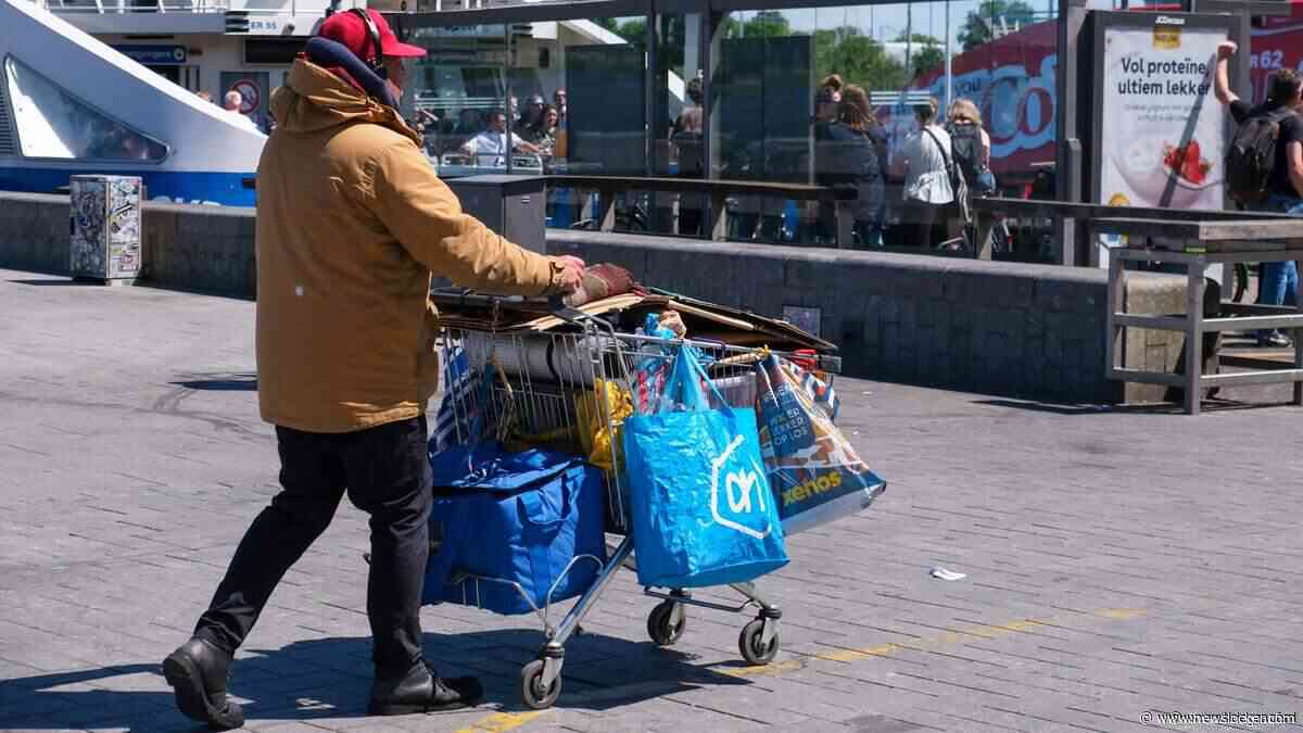 Manager supermarkt gebeten, beveiliger gestoken, toch stopt Amsterdam met boetes voor ’buitenslapers’: ondernemers vrezen explosie van overlast