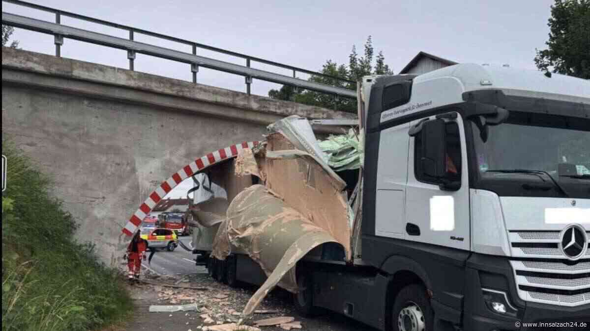Lkw bleibt in Kirchweidach unter Brücke stecken - hoher Schaden