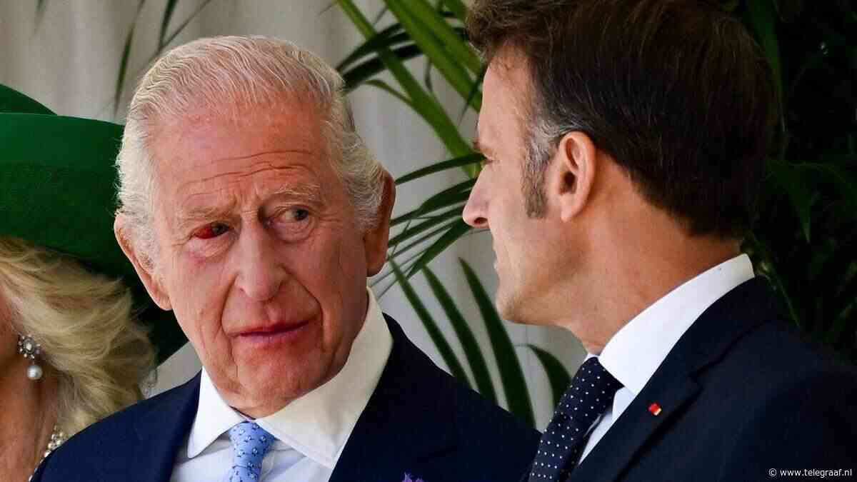 Koning Charles met rood oog bij ontvangst Emmanuel Macron