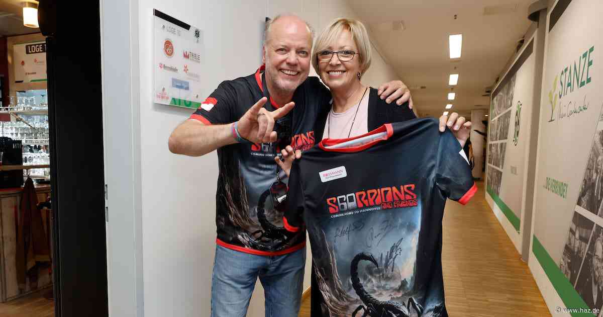 8.000 Euro für Verein Kinderherz: Staude verkauft Scorpions-Shirts im Stadion