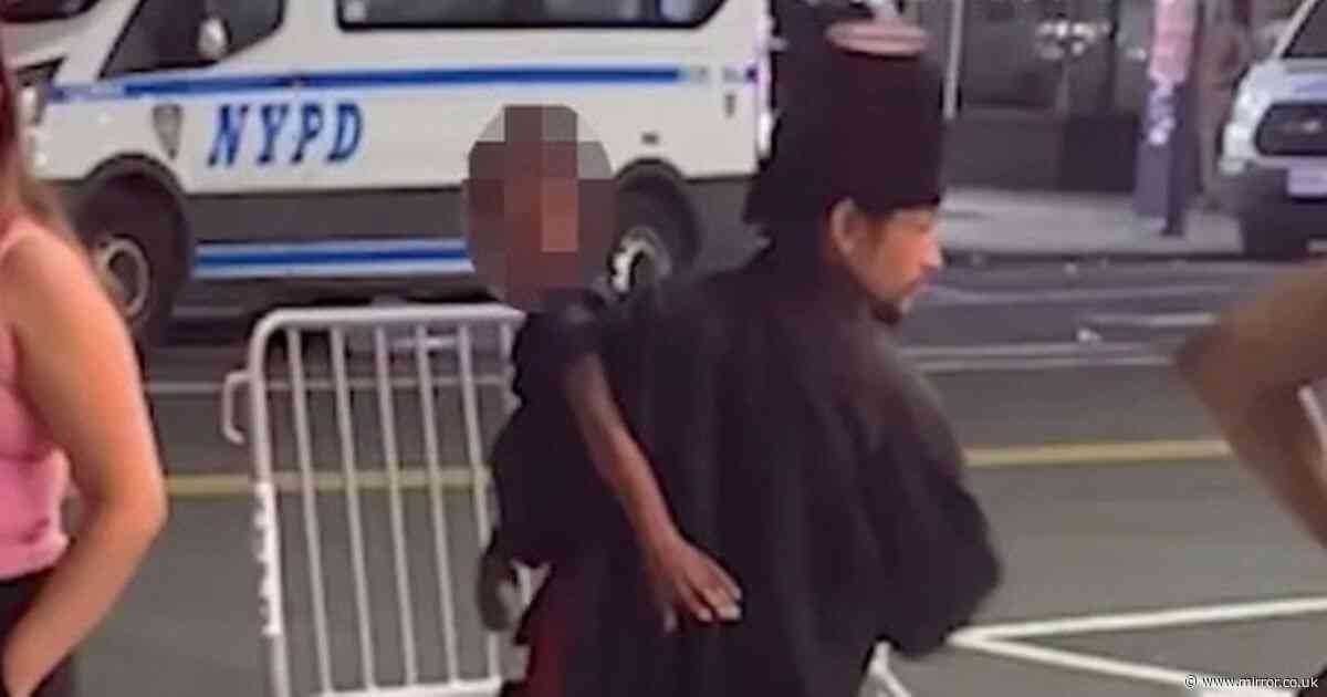 Shock moment 'kidnapper' grabs boy as screaming child’s parents chase him down