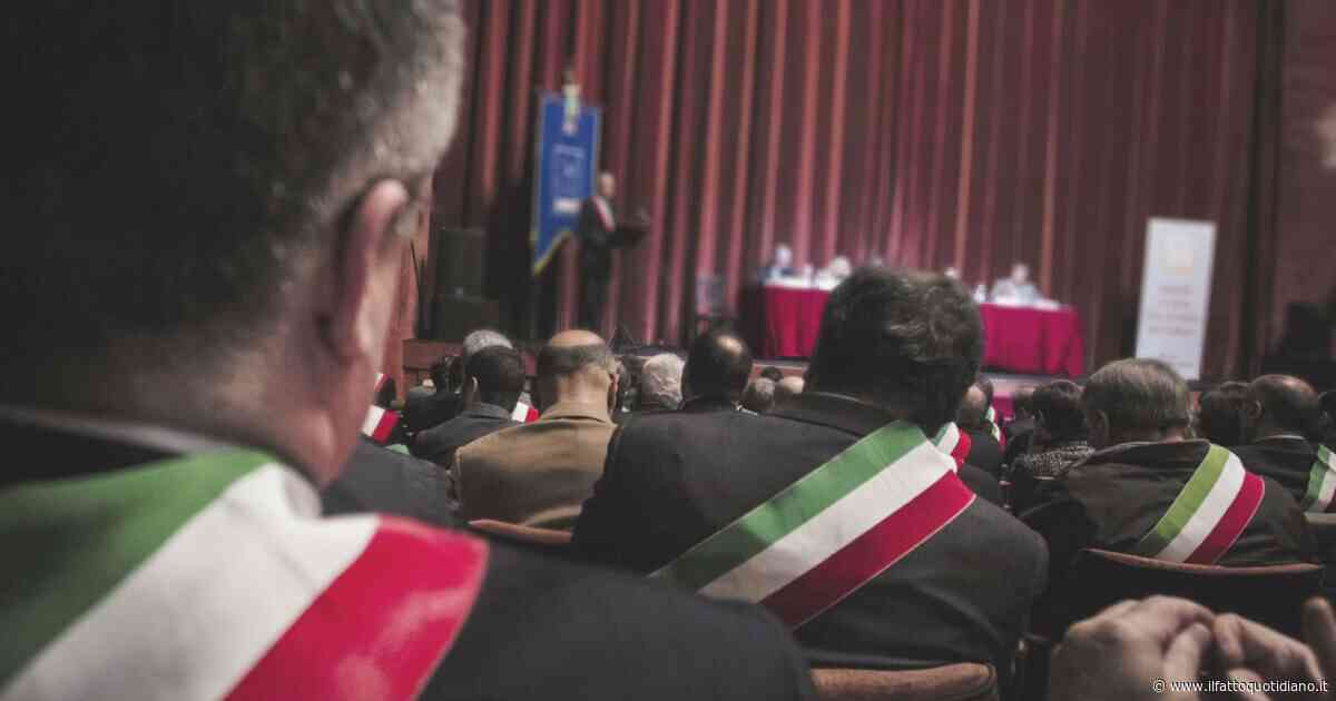 Minacce e violenze contro sindaci e amministratori: un caso al giorno in Italia | Il rapporto
