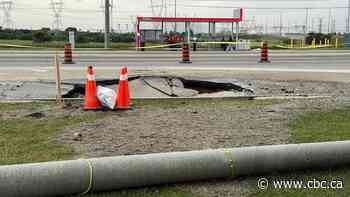 Sinkhole shuts down part of Steeles Avenue after water main break in Brampton