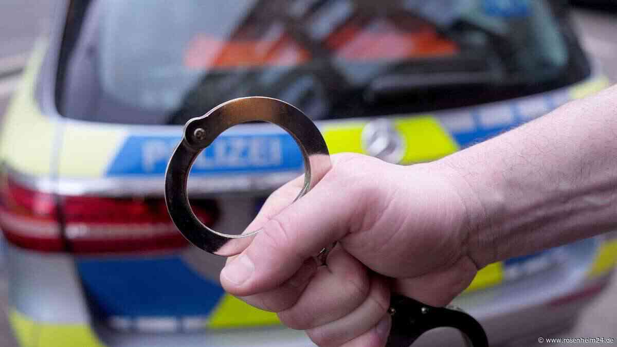 Dreister Trickbetrug an Seniorin: Falle der Polizei schnappt zu - Täter springt aus Fenster