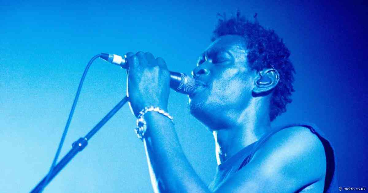 Fans left ‘crying in airport’ after 90s icons scrap gig at last minute