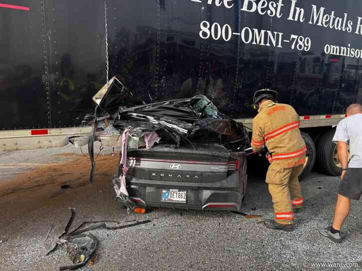 Mother, teenager die in crash with semi in Monroe