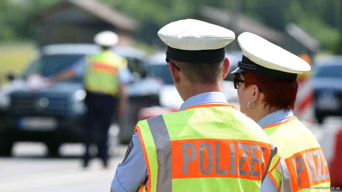 Busreisender will mit Drogen, Fake-Ausweis und Falschgeld nach Oberbayern
