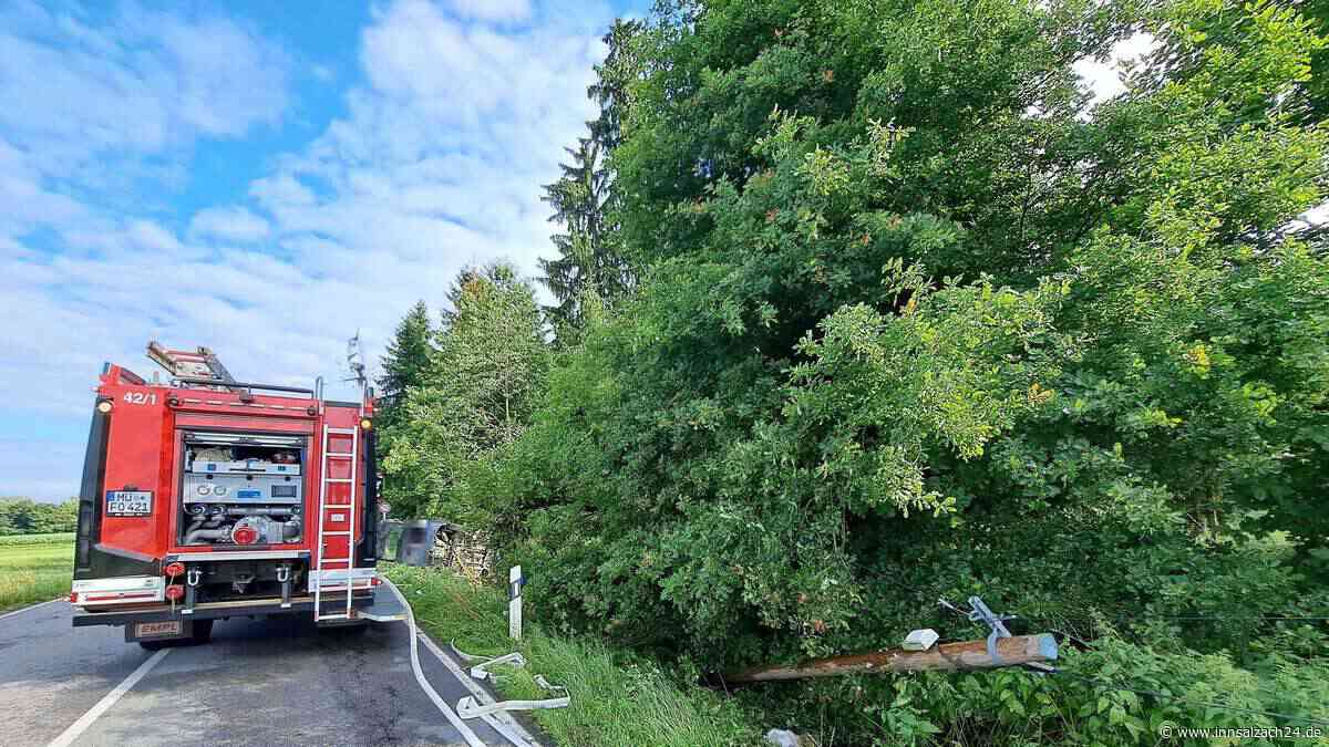 Auto kommt von Fahrbahn ab und prallt gegen Telefonmast