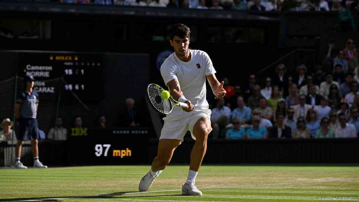 Moeizame toernooistart Carlos Alcaraz lijkt vergeten: titelverdediger overtuigend naar halve finale