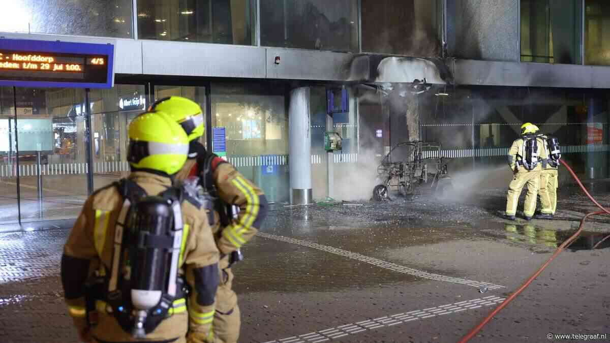 Den Haag Centraal ontruimd na brand bij ingang