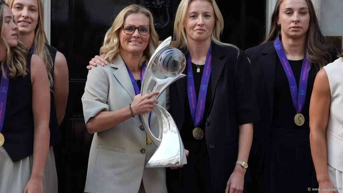 Bondscoach Sarina Wiegman en speelsters feestelijk onthaald door de Britse premier na nieuwe EK-titel