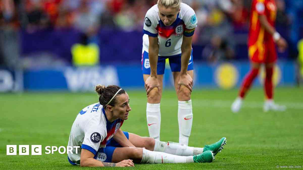 How did Bronze play Euro 2025 with fractured tibia?