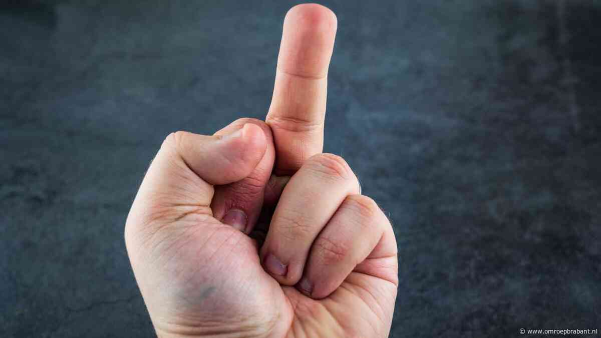 Middelvinger opsteken naar politie komt scooterrijder duur te staan